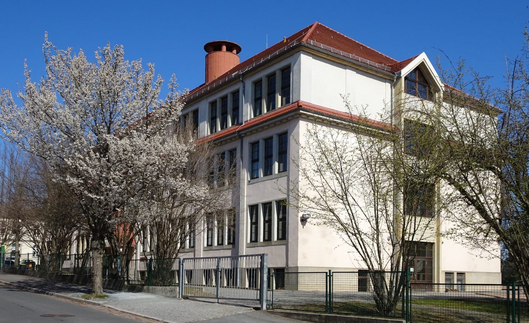 Schulberg Neuesschulgebaeude